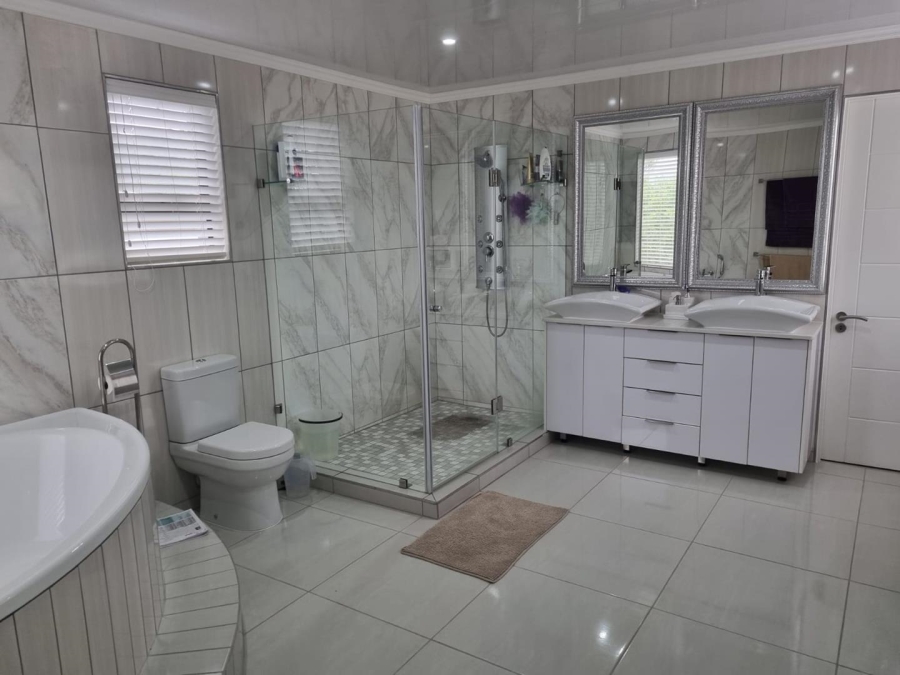 5 Bedroom Property for Sale in Meerhof North West